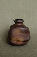 Load image into Gallery viewer, soda fired wild clay bud vase
